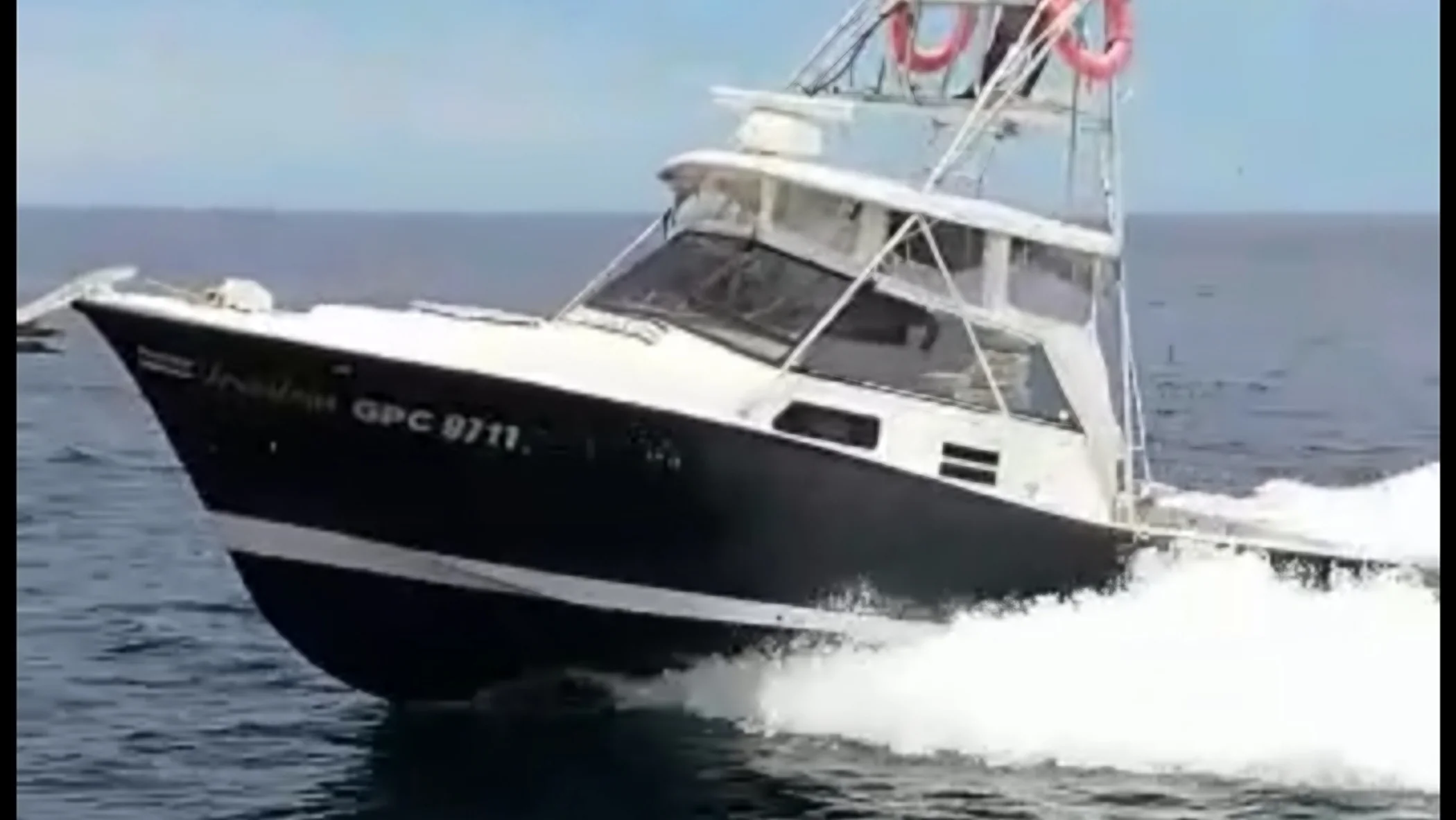 The Freedom running at speed across the Papagayo Gulf